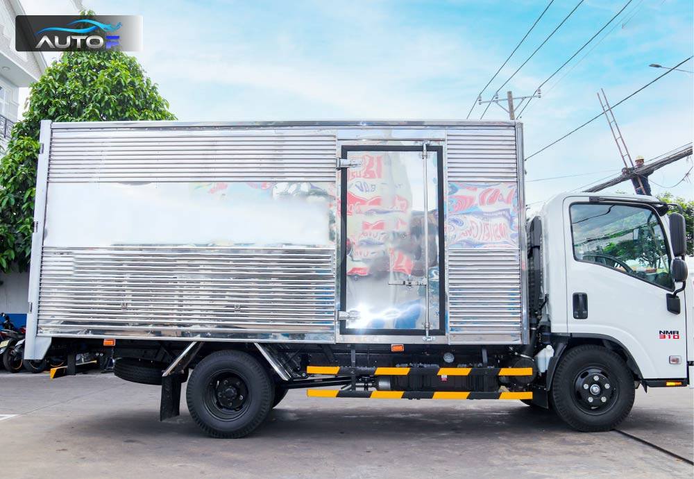 Xe tải Isuzu NMR 310 thùng kín inox (1.9 tấn và 3 tấn) dài 4.5 mét